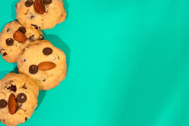 Foto close-up de biscoitos contra fundo turquesa