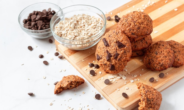 Close-up de biscoitos de aveia caseiros com chocolate Café da manhã saudável servido na placa de madeira