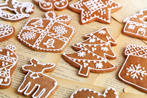 Foto close-up de biscoitos de natal na mesa