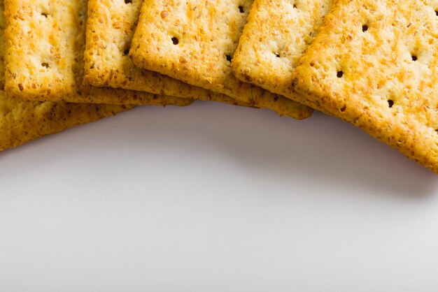 Foto close-up de biscoitos dispostos em fundo branco com espaço de cópia. inalterado, comida e foto de estúdio.