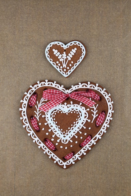 Foto close-up de biscoitos em forma de coração na mesa