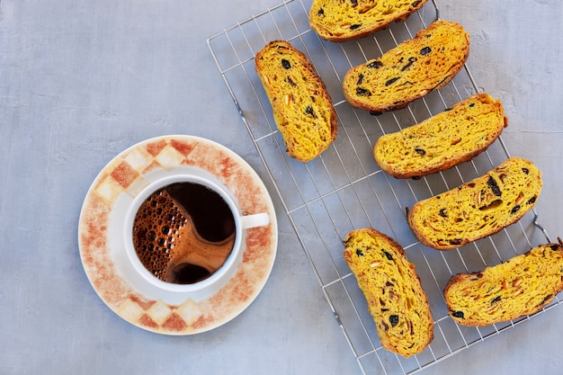 Close-up de biscoitos italianos e xícara de café