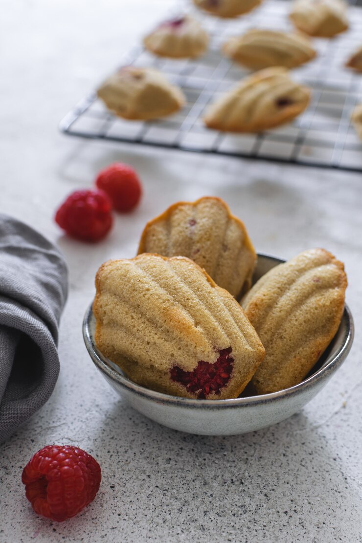Close-up de biscoitos madeleine de framboesa artesanal