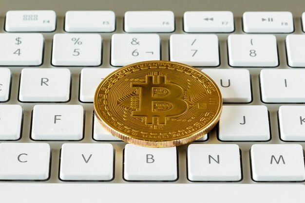 Close-up de bitcoin no teclado do computador