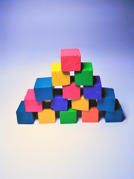 Foto close-up de blocos de madeira coloridos sobre um fundo colorido
