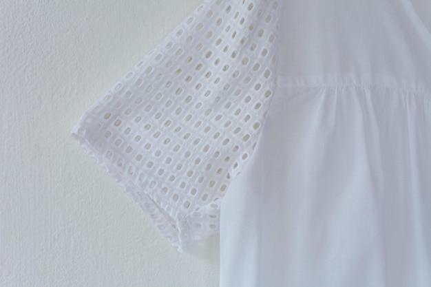 Foto close-up de blusa contra a parede branca