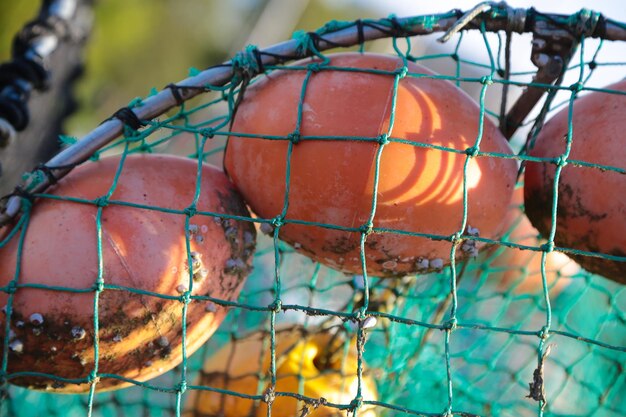 Close-up de bóias em redes de pesca