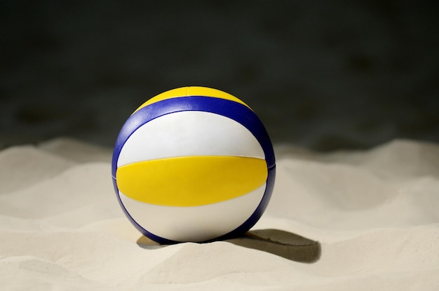Close-up de bola amarela na areia