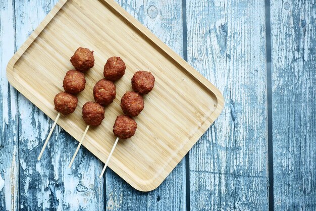 Close-up de bola de carne de queijo de frango no prato