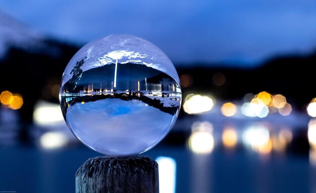 Foto close-up de bola de cristal contra o céu azul