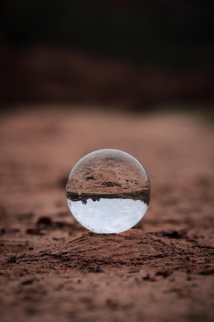 Foto close-up de bola de cristal em mármore