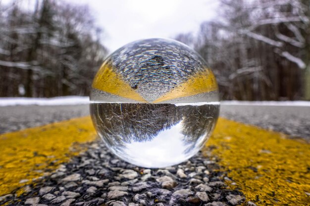 Foto close-up de bola de cristal na neve