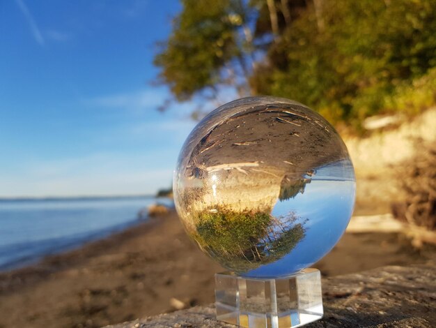 Foto close-up de bola de cristal na praia