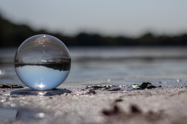 Close-up de bola de cristal na praia