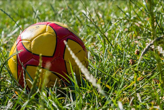 Foto close-up de bola em campo gramado