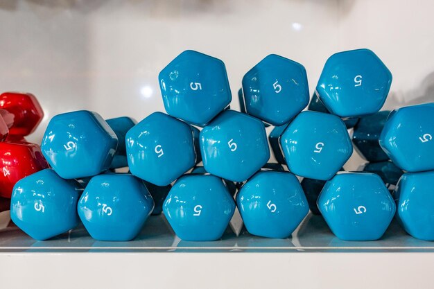 Close-up de bolas azuis na mesa