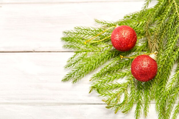 Foto close-up de bolas de natal e folhas na mesa