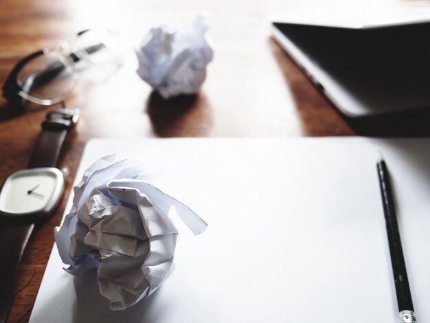 Foto close-up de bolas de papel arrugadas na mesa