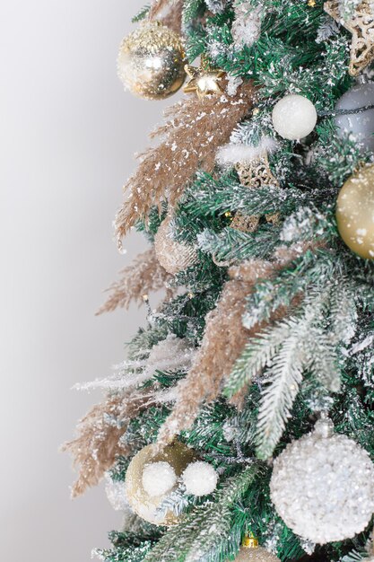 Close-up de bolas em guirlandas de bokeh de árvore de natal no conceito de ano novo de fundo