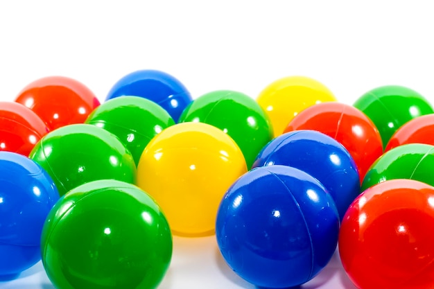 Close-up de bolas multicoloridas em fundo branco
