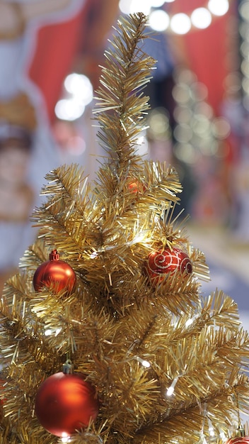 Close-up de bolas na árvore de Natal