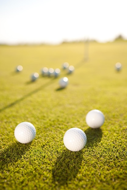 Close-up de bolas no campo de golfe