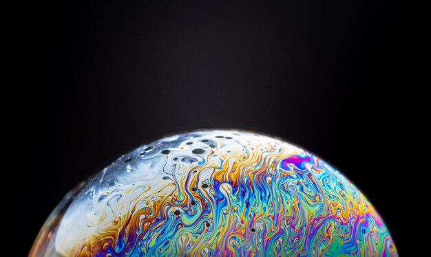 Foto close-up de bolha multicolorida contra fundo preto