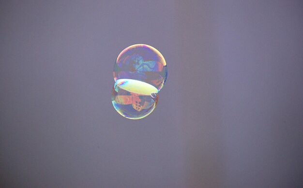 Foto close-up de bolhas contra fundo cinzento