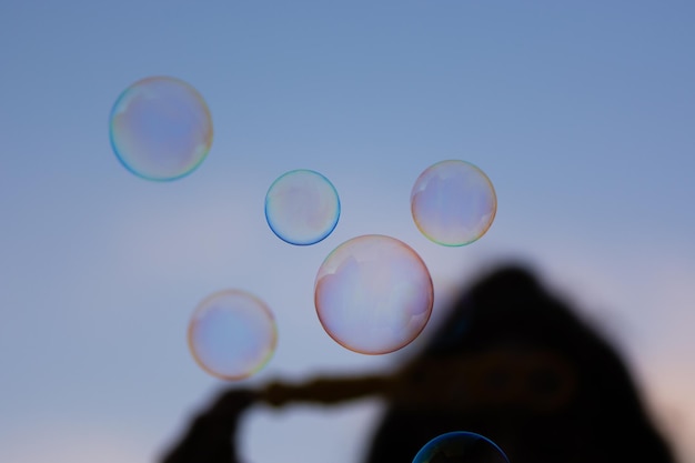 Close-up de bolhas contra um céu azul