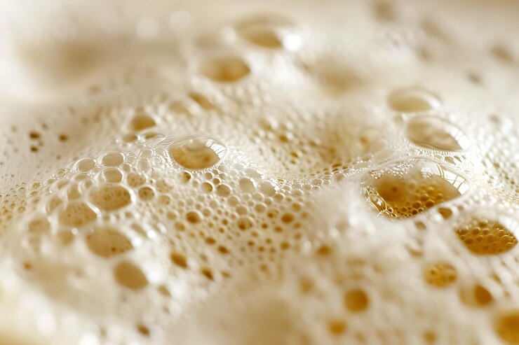 Foto close-up de bolhas de espuma de cerveja