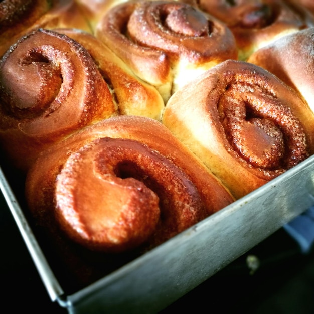 Close-up de bolinhos de canela frescos em bandeja servida na padaria
