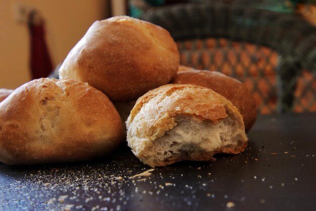 Foto close-up de bolinhos na mesa