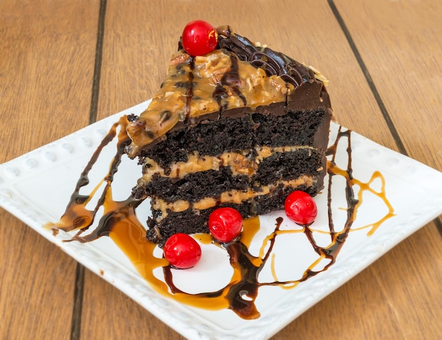 Close-up de bolo de caramelo de chocolate em um prato na mesa