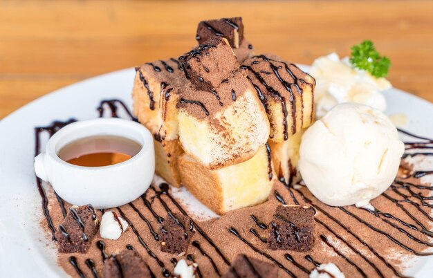 Close-up de bolo de chocolate com café na mesa