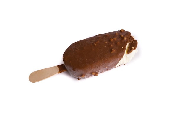 Close-up de bolo de chocolate contra fundo branco