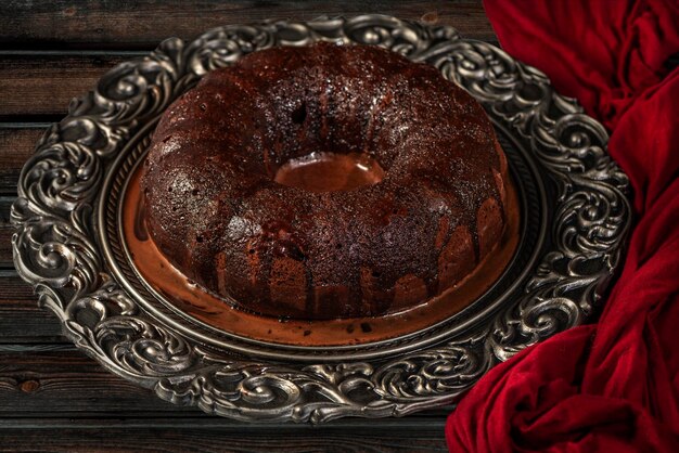 Foto close-up de bolo de chocolate na mesa