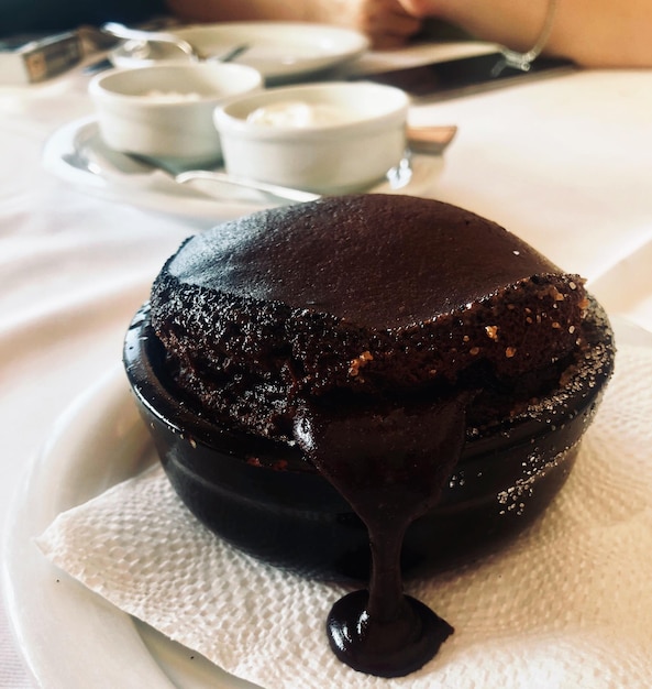 Foto close-up de bolo de chocolate na mesa