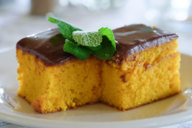 Close-up de bolo de chocolate servido em um prato