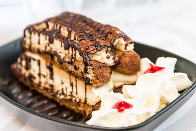 Close-up de bolo de tiramisu em recipiente na mesa
