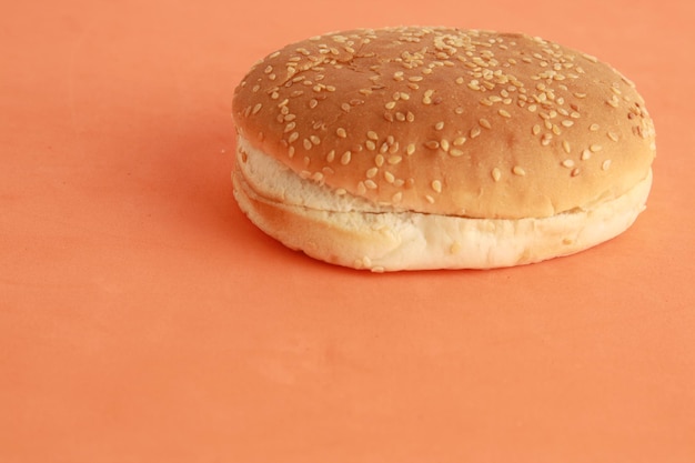 Foto close-up de bolo na mesa contra fundo laranja