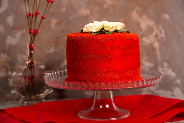 Foto close-up de bolo vermelho na mesa