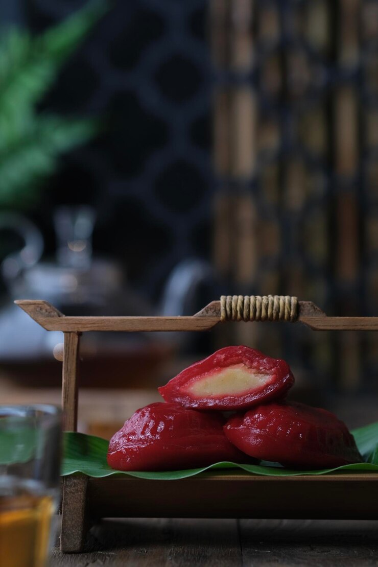Foto close-up de bolo vermelho ou kue ku na mesa