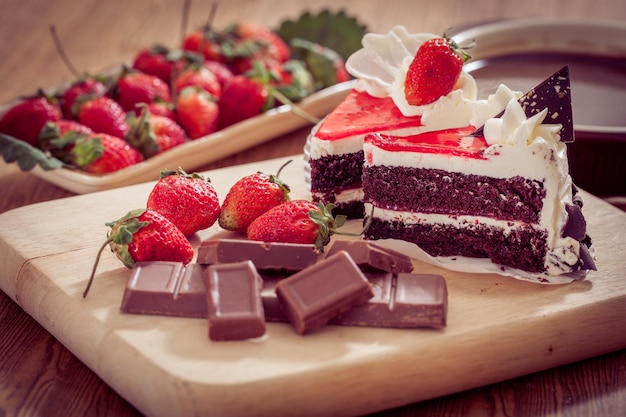 Close-up de bolos com chocolates e morangos na mesa