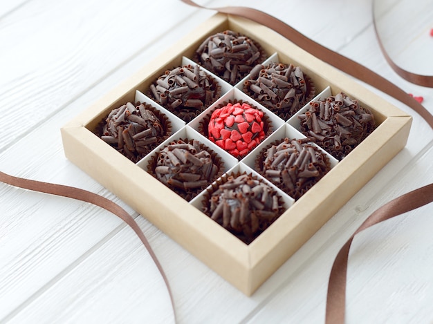 Close up de bombons de chocolate em caixa