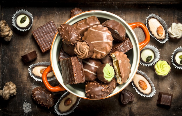 Close-up de bombons de chocolate em uma tigela