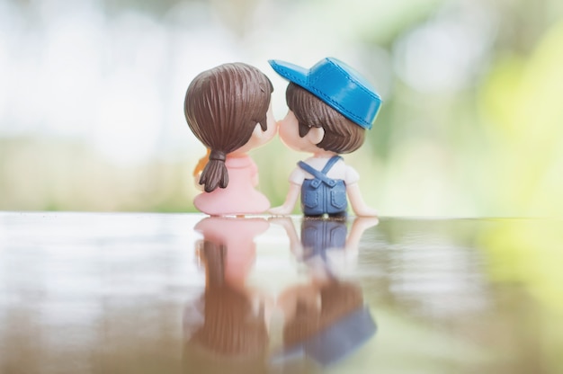 Close-up de bonecos de mini casal no beijo romântico para o conceito de dia dos namorados