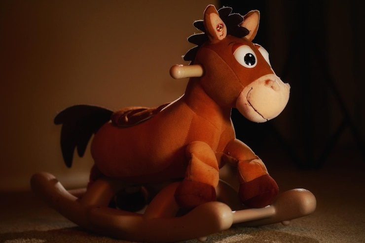 Foto close-up de brinquedo de pelúcia contra fundo cinzento