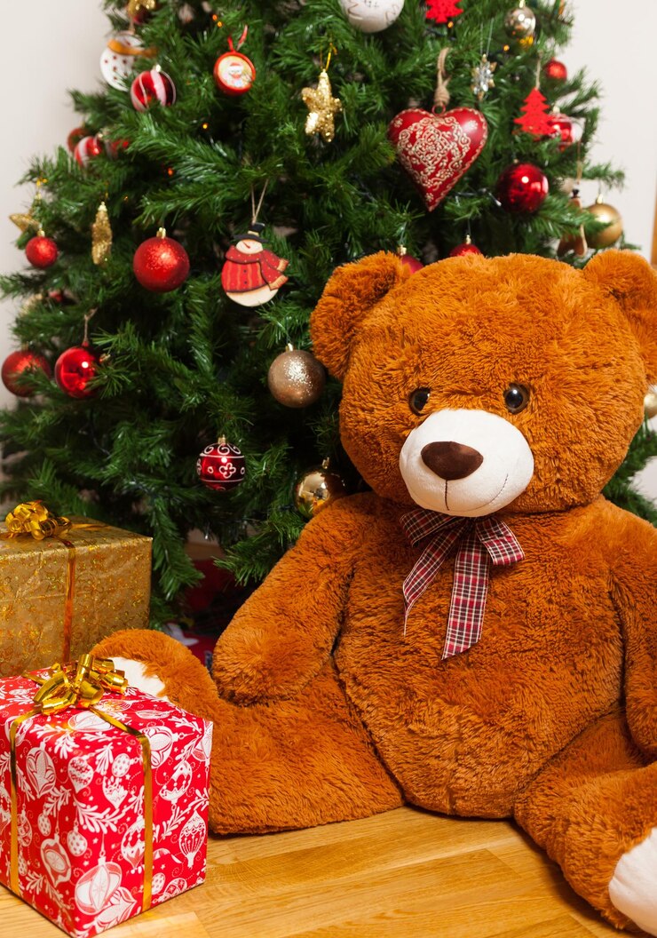Foto close-up de brinquedo de pelúcia por decorações de natal na árvore
