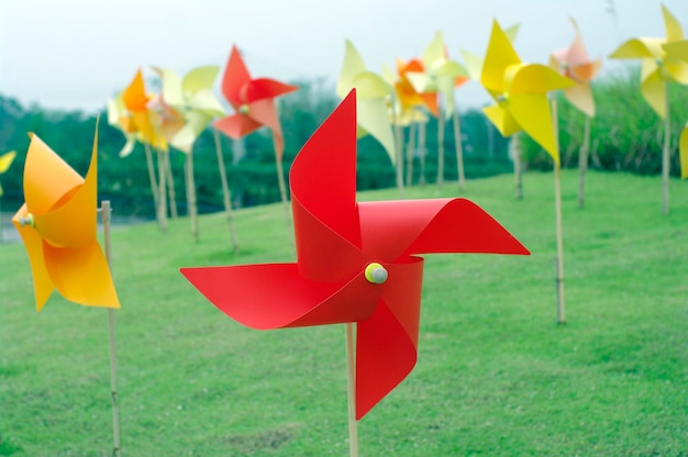 Foto close-up de brinquedo de roda giratória multicolor no campo