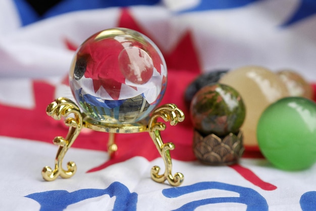 Foto close-up de brinquedos com bola na mesa